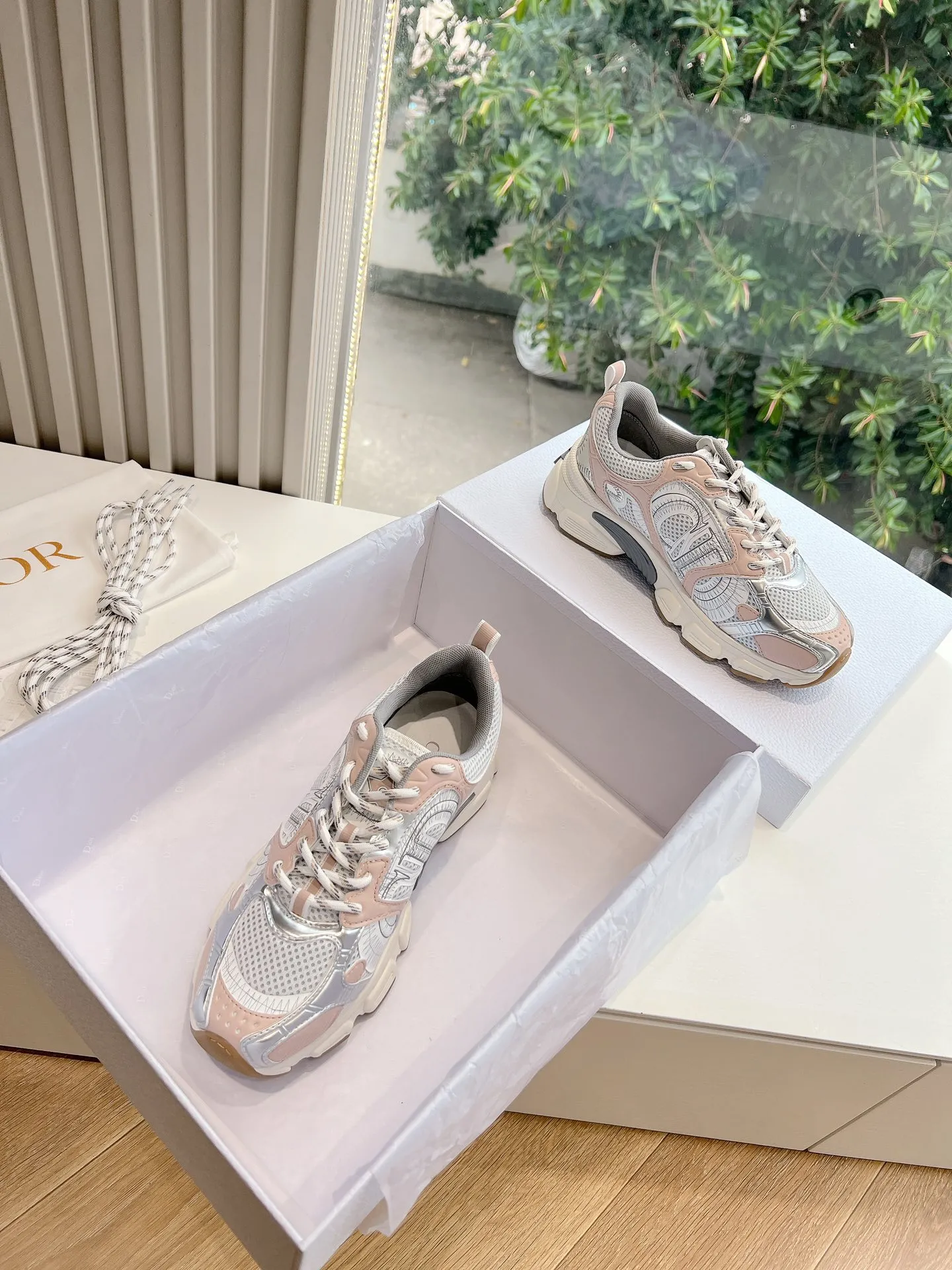 👟👟Ex-factory price 640👟👟 (Top version) Dior Chrono series sports shoes Purchased and developed in Taikoo Hui for RMB 18,200. This Dior chrono sports shoe continues the timeless silhouette and is carefully made of mesh, so it will be particularly comfortable on the feet. It is decorated with CD special craftsmanship logo to enhance the style. The lightweight style is matched with the "Christian Dior" logo thin sole, suitable for all seasons, and can be matched with all kinds of casual looks to add a finishing touch. Classic and super durable. Upper: cowhide stitching. Original molded outsole. Size: 35-41. Full set of counter synchronized gift box 💝 packaging